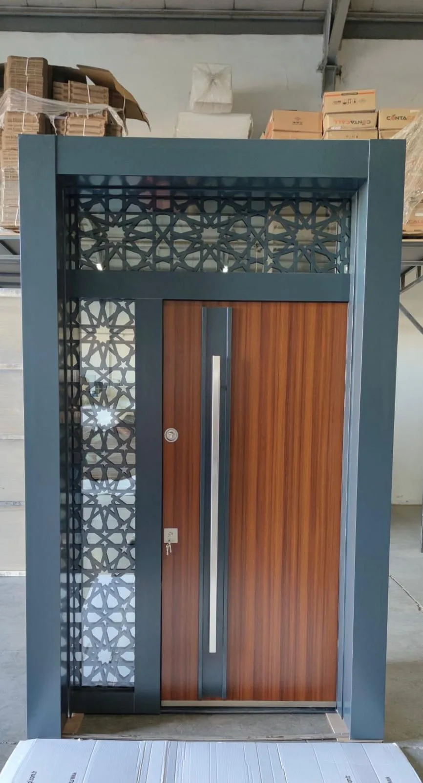 Motifli Ahşap Bina Kapısı