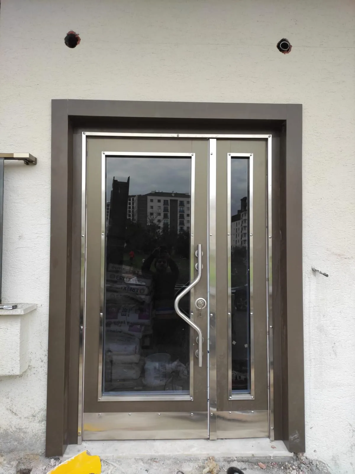 Reflekte Camlı Bronz Bina Kapısı